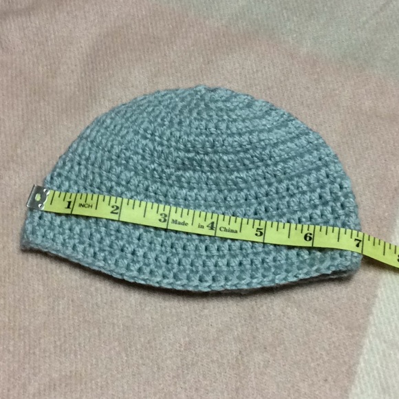Neutral grey colored crochet baby hat - Picture 4 of 4